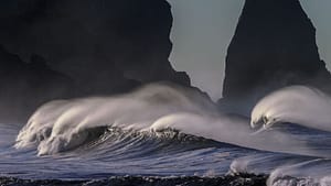 The sea and the waves roaring